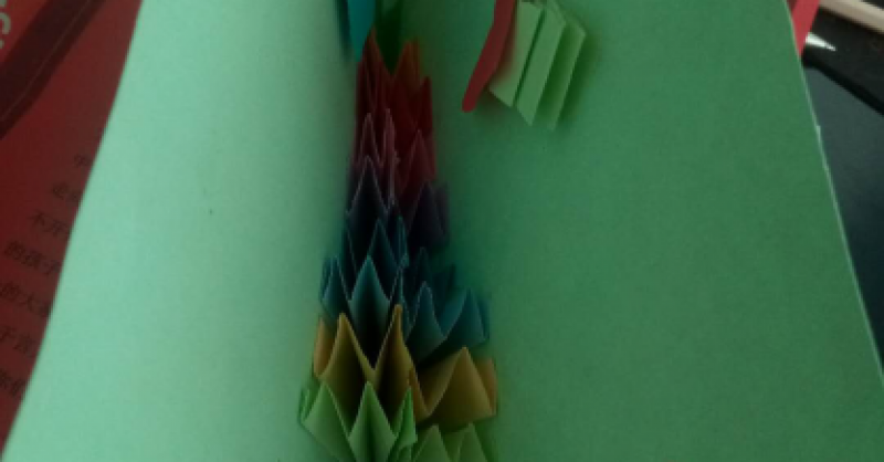 小小賀卡，架起愛與心的橋梁