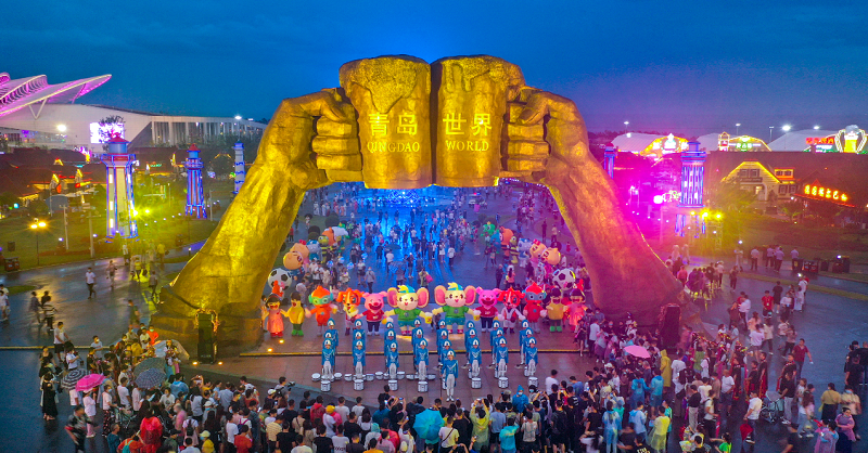 金沙灘啤酒城 “青島與世界干杯”主題雕塑榮獲新區“十大文旅地標” 特色品牌